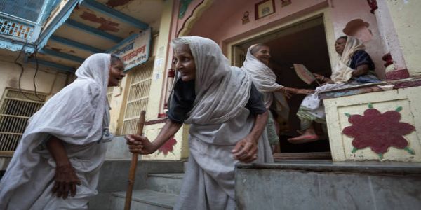 تاریخ کے آئینے میں 23 جون : اپنے ہی لوگوں کے ہاتھوں نظر انداز بیواؤں کا دن