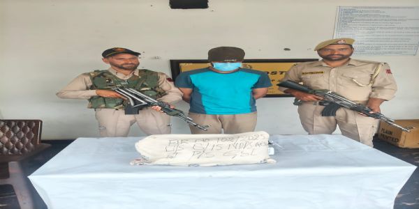 گاندربل میں پولیس نے منشیات فروش کو گرفتار کیا