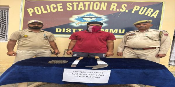 پولیس نے ایک شخص کو دو تیز دھار ہتھیاروں سمیت گرفتار کیا