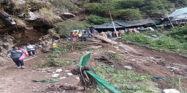 یمونوتری دھام سڑک پر لینڈ سلائیڈنگ، ملبے تلے دبے مسافروں کی تلاش جاری