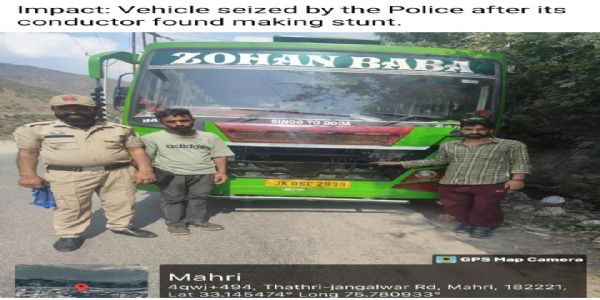سوشل میڈیا پر کنڈکٹر کی ویڈیو وائرل، بس ضبط۔