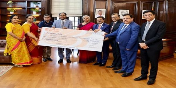 بینک آف بڑودہ کے سی ای او نے وزیر خزانہ کو 2762 کروڑ روپے کامنافع کا چیک سونپا