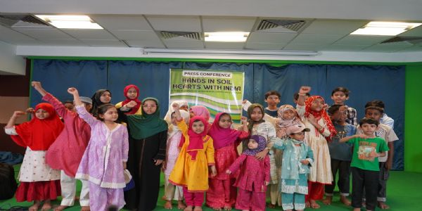مٹی میں ہاتھ، دل وطن کے ساتھ