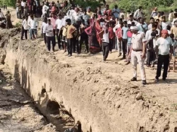 مٹی کا تودہ گرنے سے ایک ہی خاندان کے 12 افراد دب گئے، خاتون اور نوجوان جاں بحق، 6 کو بحفاظت نکالاگیا