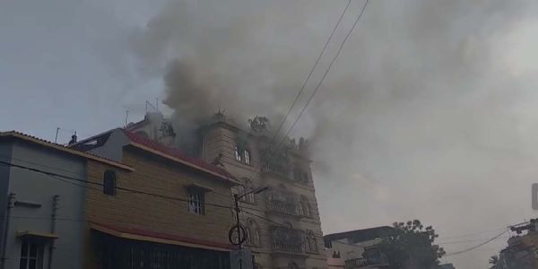 آگ لگنے سے ایک ہی خاندان کے تین افراد جاں بحق، گھریلو ملازمہ بھی جھلس گئی
