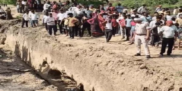 مٹی کا تودہ گرنے سے ایک ہی خاندان کے 12 افراد دب گئے، خاتون اور نوجوان جاں بحق، 6 کو بحفاظت نکالاگیا