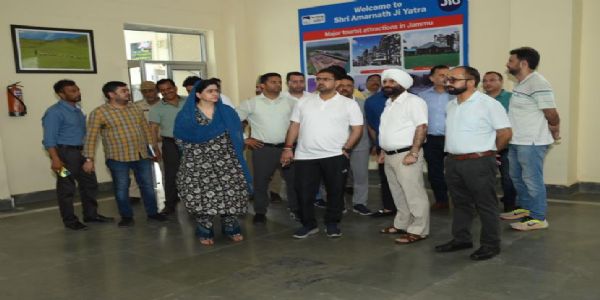 جموں و کشمیر کے کابینہ وزیر ستیش شرما نے بھگوتی نگر بیس کیمپ کا دورہ کیا