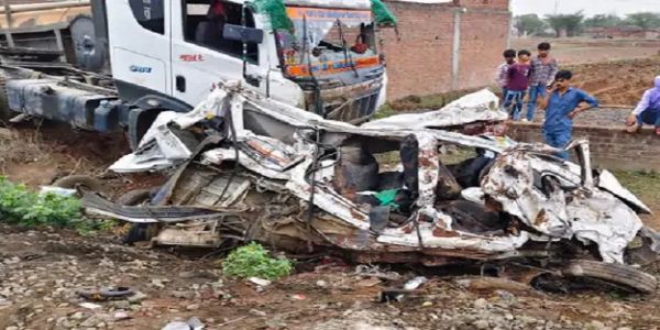 مدھیہ پردیش کے جھابوا میں سیمنٹ سے بھرا ٹرالا وین پر الٹ گیا، نو افراد ہلاک