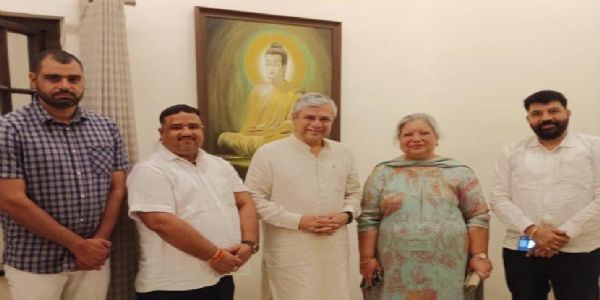 سابق وزیر آنجہانی ارون جیٹلی کی اہلیہ نے ریلوے وزیر سے ملاقات کی
