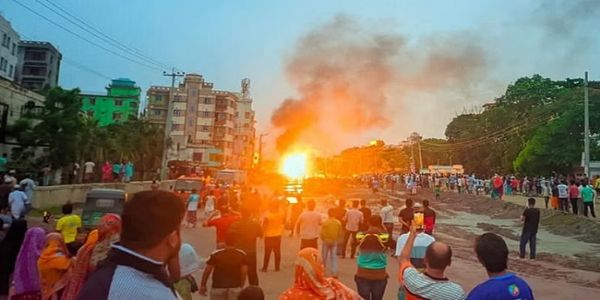 بنگلہ دیش میں گیس سلنڈروں سے لدا ٹرک الٹ گیا، آگ لگی، زوردار دھماکہ