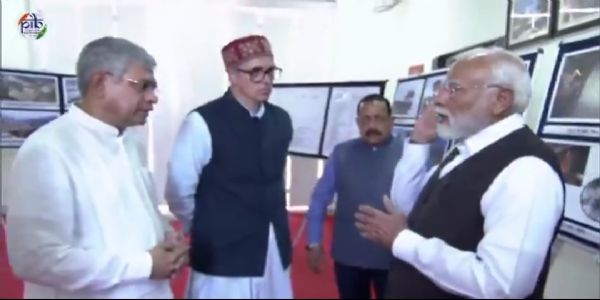 وزیر اعظم مودی نے چناب ریلوے پل کا معائنہ کیا۔