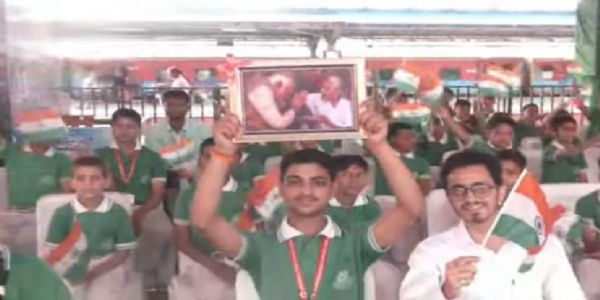 کٹرا ریلوے اسٹیشن پر طلبہ پی ایم مودی کے استقبال کے لیے جمع ہوئے ۔