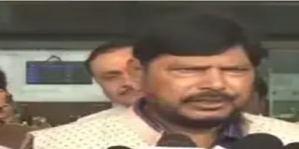 لسانی تنازعہ پر اٹھاولے نے کہا، علاقائی زبان کو پہلی سے چھٹی کلاس تک ترجیح دی جانی چاہیے۔