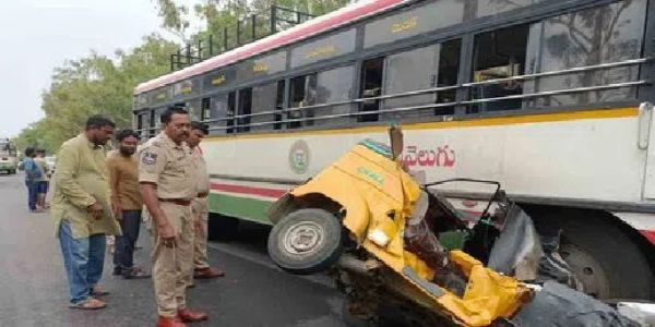 اوور ٹیک کرنے کے دوران آٹو بس سے ٹکرا گیا – دو نوجوان ہلاک