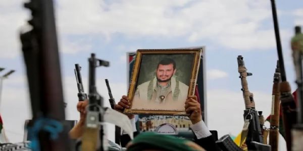حوثی گروپ اسرائیل سے متعلق سامانِ تجارت سمندر سے گذرنے کی اجازت نہیں دے گا: حوثی رہنما