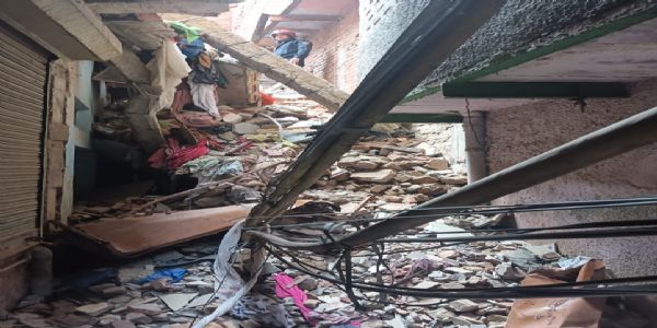 دہلی کے ویلکم علاقے میں چار منزلہ عمارت گری، ملبے سے آٹھ افراد کو نکالا گیا، دیگرکو نکالنے کا کام جاری