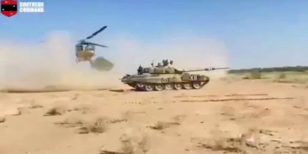 فوج کے جوانوں نے ہندوستان اور پاکستان کی مغربی سرحد پر واقع صحرا میں جنگی مشقیں کیں