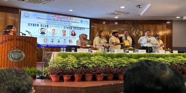 دہلی پولیس کے اسپیشل کمشنر نے جامعہ ملیہ اسلامیہ میں سائبر کلب کے آغاز کے موقع پر سائبر سیکورٹی پر بیداری لیکچر دیا