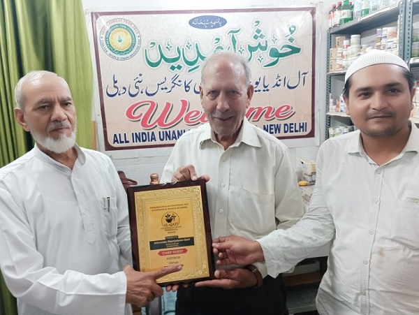 دفتر آل انڈیا یونانی طبّی کانگریس میں حکیم امام الدین ذکائی کو سند اعزاز تفویض