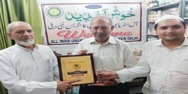 دفتر آل انڈیا یونانی طبّی کانگریس میں حکیم امام الدین ذکائی کو سند اعزاز تفویض