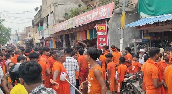 Varanasi: Kanwariya beaten up in Rajatalab, situation tense