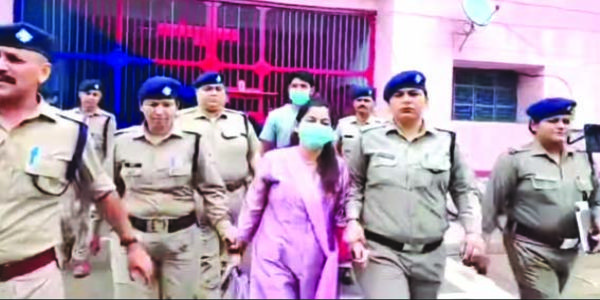 بیٹی کے جنسی استحصال میں گرفتار بی جے پی خاتون لیڈر کو پولیس نے کیا گرفتار، کئی سفید پوشوں کی نیندیں حرام