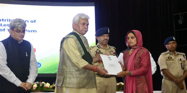 دہشت گردی سے متاثرین کو ایل جی نے نوکری کے تقریری نامے سونپے