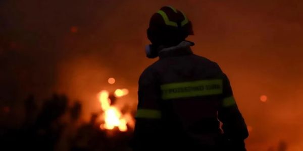 یونان: جنگل میں آگ پھیلنے سے وسیع پیمانے پر نقل مکانی شروع