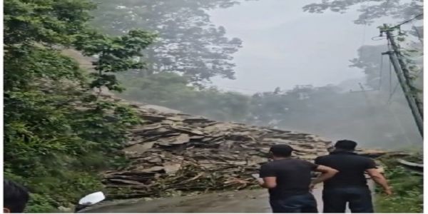 مسلسل بارش کی وجہ سے پہاڑوں میں لینڈ سلائیڈنگ، سلی گوڑی-سکم سڑک رابطہ منقطع