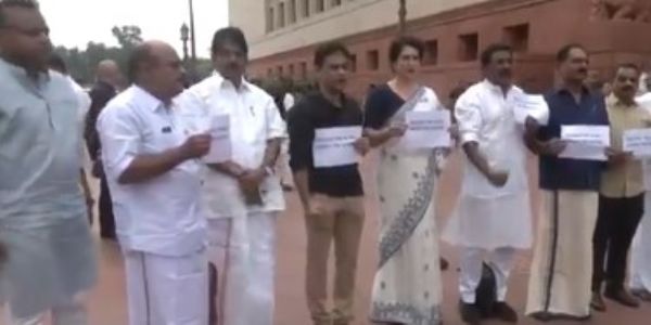 چھتیس گڑھ میں راہباؤں کی گرفتاری پر کانگریس کا پارلیمنٹ کے باہر احتجاج