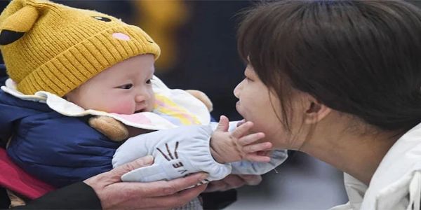 چینی حکومت کا ہر بچے کی پیدائش پر والدین کو 500 ڈالر سالانہ دینے کا اعلان