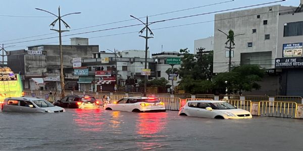 راجستھان میں موسلادھار بارش سے کئی اضلاع میں سیلاب، 13 اضلاع میں اسکول بند