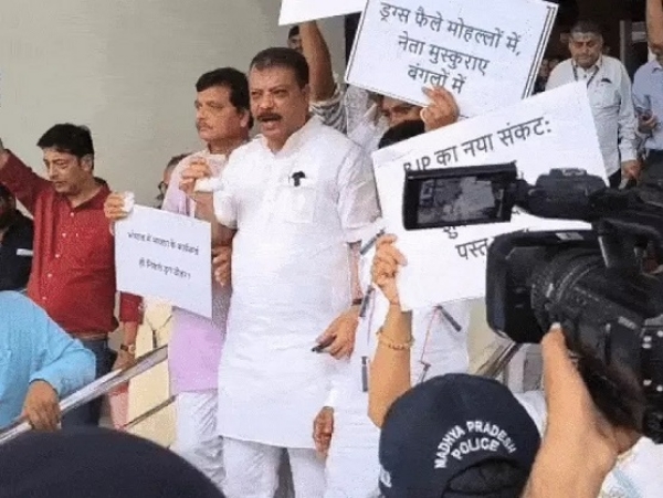 کانگریس نے ایم پی اسمبلی میں لا اینڈ آرڈر کا مسئلہ اٹھایا، اپوزیشن نشے کی پڑیا اور انجکشن لے کر پہنچی