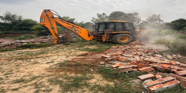 لکھنؤ کے دبگہ میں غیر قانونی پلاٹنگ پر چلا بلڈوزر
