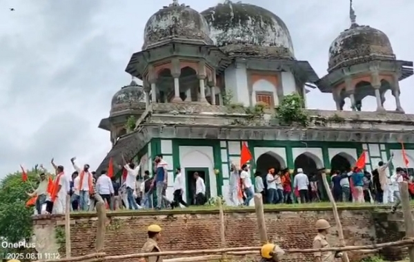Hindus hoisted flags at tomb site in Fatehpur, UP