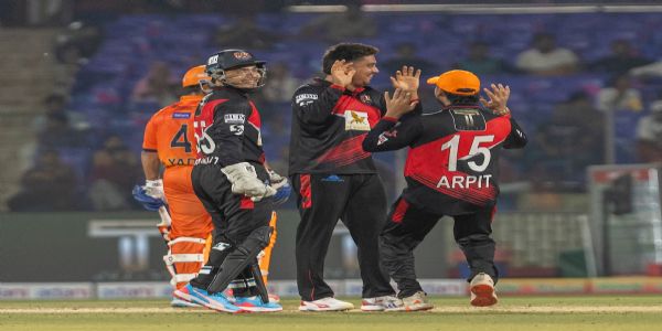 ڈی پی ایل: ایسٹ دہلی رائیڈرز نے سنسنی خیز مقابلے میں ویسٹ دہلی لائنز کو 2 رن سے شکست دی