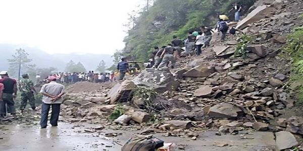 پی او کے گلگت میں سیلاب سے تباہ شدہ سڑک پر لینڈ سلائیڈنگ، آٹھ افراد جاں بحق