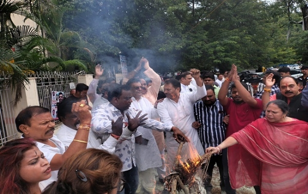 Bhopal: Congress Committee burnt effigy against Rahul arrest