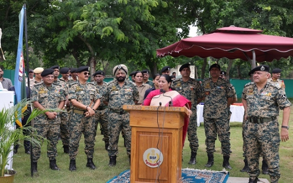 Chief Minister Rekha planted saplings with BSF jawans
