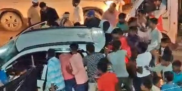 کار کا شیشہ توڑ کرشراب کی بوتلیں لوٹ لیں
