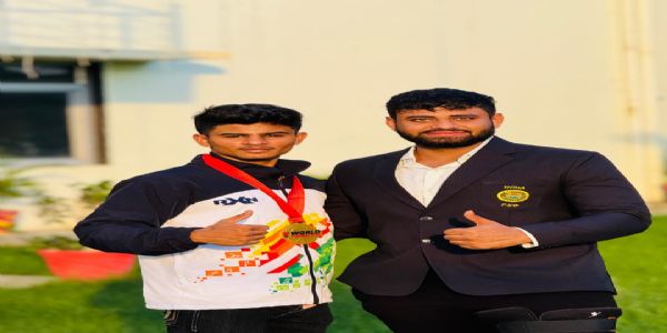 گجرات کے جیش سوتھارنے پاور لفٹنگ میں گولڈ جیتا، اپنی کامیابی کا سہرا اپنے خاندان اور کوچ کو دیا