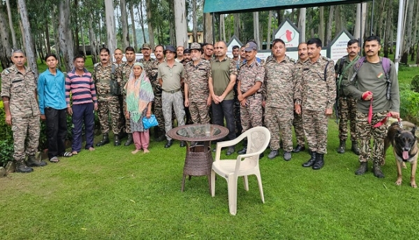 Indian Army rescues CRPF personnel & civilians trapped near Lakhanpur
