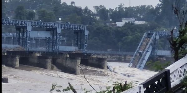 پنجاب کے محکمہ آبپاشی کے دریائے راوی پر بنائے گئے بیراج کے دو حصے ٹوٹ گئے، تین درجن سے زائد ملازمین پھنسے