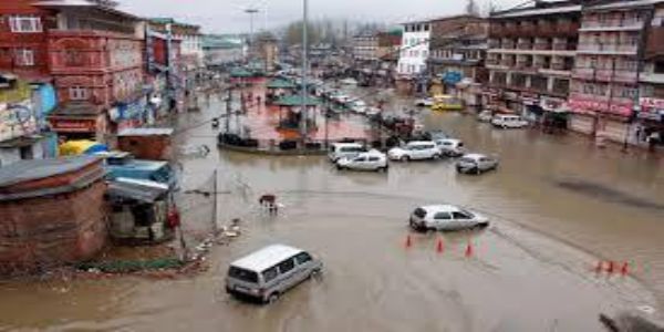 جموں و کشمیر میں شدید بارس کی وجہ سے صورتحال تشویشناک، متعدد ہلاک، تعلیمی ادارے بند رکھنے کا حکم