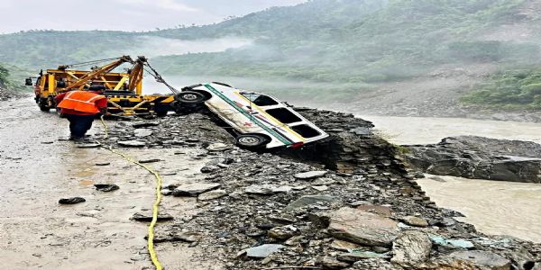 منڈی میں موسلادھار بارش سے نظام زندگی درہم برہم، جھلوگی کے قریب ایمبولینس حادثہ کا شکار