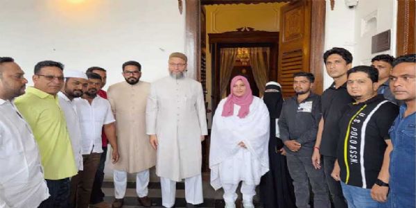 کانگریس کو چھوڑ کر عائشہ فرحین کی مجلس میں شمولیت