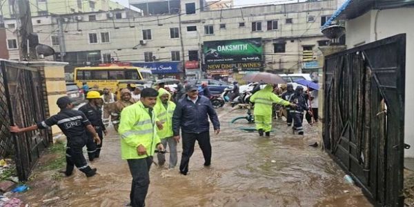 شہر میں موسلادھار بارش، حیڈرا کمشنر کا متاثرہ علاقوں کا دورہ