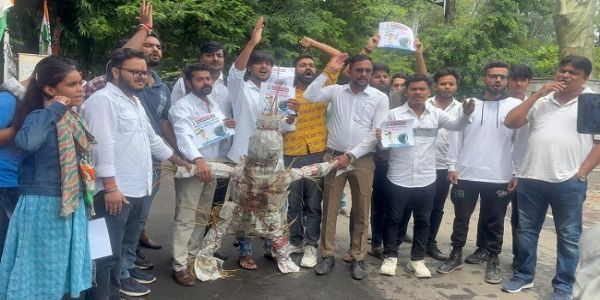 جیتو پٹواری پر حملے کے خلاف کانگریس نے پتلا جلایا، گاندھی مجسمہ کے سامنے مظاہرہ