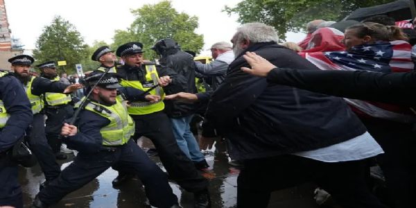 لندن میں امیگریشن مخالف ریلی کے دوران جھڑپیں، 26 پولیس اہلکار زخمی، 25 مظاہرین گرفتار