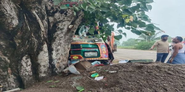 پربھنی حادثہ، ٹرک درخت سے ٹکرا کر تباہ، ایک ہلاک، دوسرا زخمی